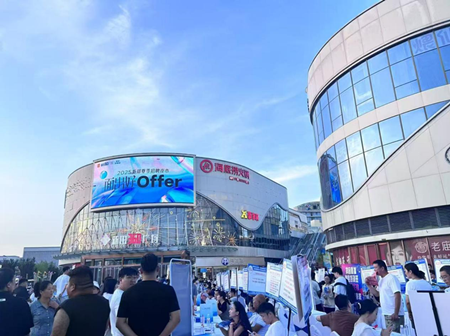 新郑市总工会举办2025新郑夏季招聘夜市招聘会